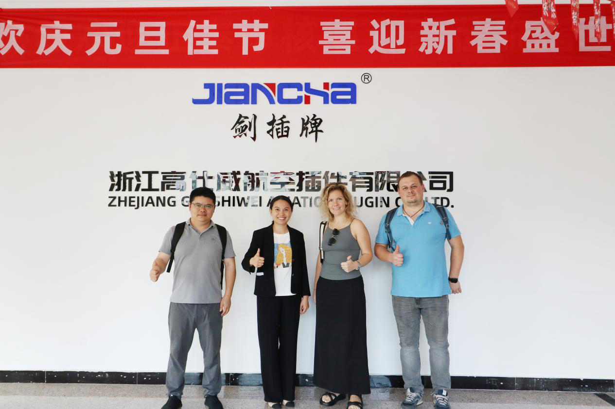 Il 17 ottobre 2024, i clienti russi vennero per ispezionare la fabbrica e disegnare un nuovo capitolo nella cooperazione del connettore circolare